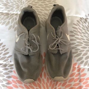 nike roshe runs light grey